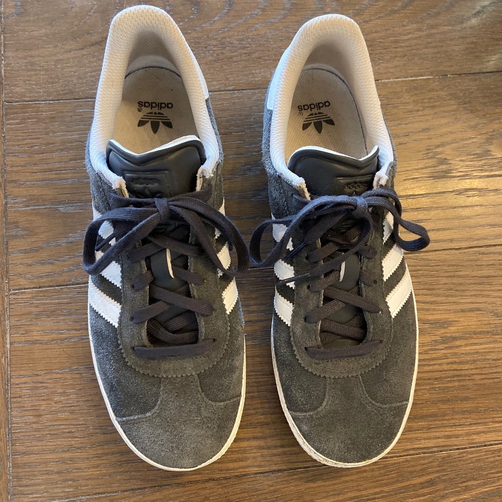 Sold!! ❌Adidas gazelle tennis shoes - Picture 3 of 5